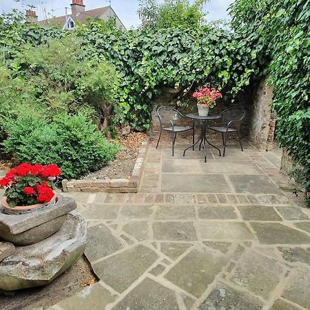 Beautiful 1 Bedroom Cottage With Courtyard. Діл Екстер'єр фото