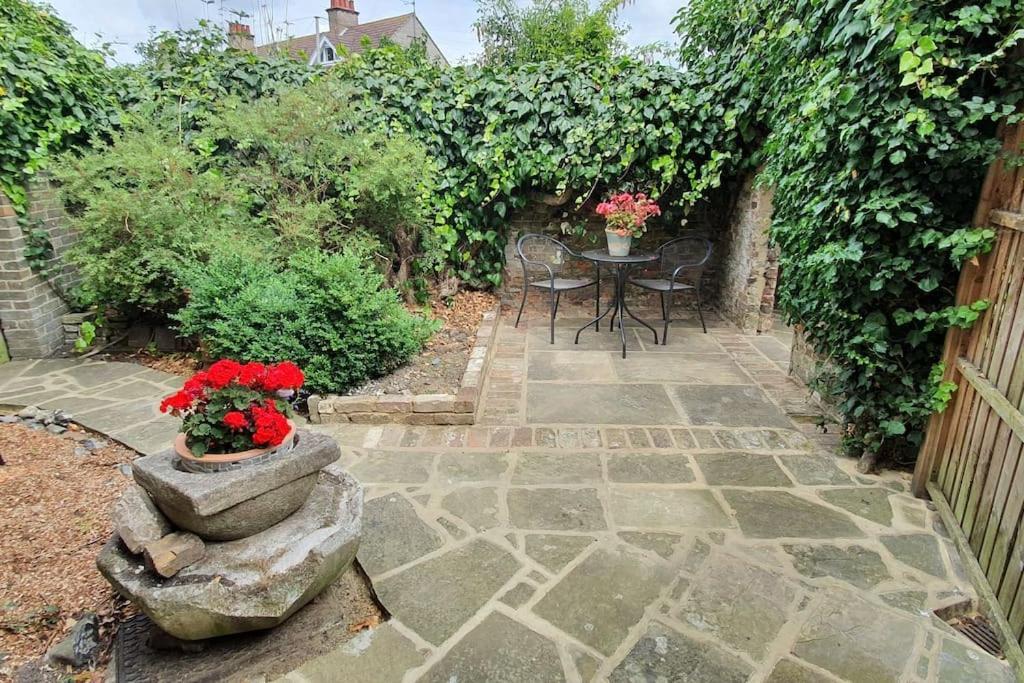 Beautiful 1 Bedroom Cottage With Courtyard. Діл Екстер'єр фото
