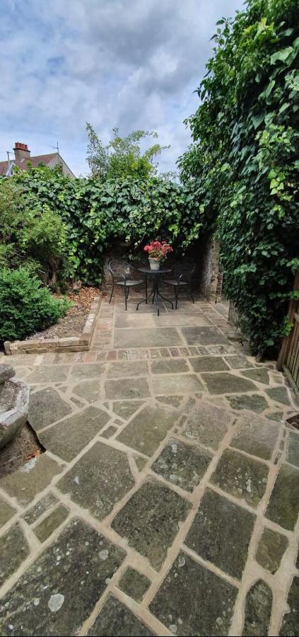 Beautiful 1 Bedroom Cottage With Courtyard. Діл Екстер'єр фото