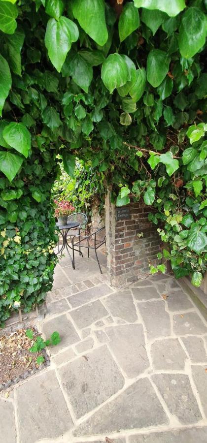 Beautiful 1 Bedroom Cottage With Courtyard. Діл Екстер'єр фото